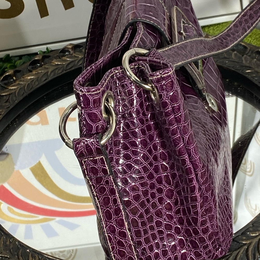 Elegant Crocodile-Embossed Shoulder Bag in Rich Purple - Picture 6 of 10